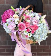Композиция солнечный день в Арске Цветочная композиция из Розы, Хризантемы, Пионы и Лизиантусы в корзине в Арске