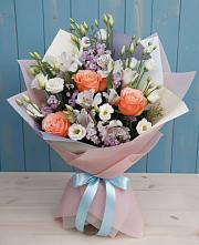 Букет цветов из:  Лизиантусы, Розы, Альстромерии и Гипсофила в Арске