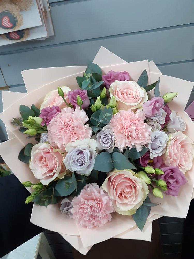 Букет цветов из: Розы, Гвоздики и Лизиантусы в Арске